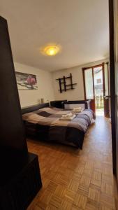 a bedroom with a large bed in a room at Il Bucaneve in Mollia