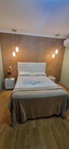 ヴィラ・ムリキにあるPousada Emcantoの部屋の中に大きなベッドがある寝室