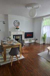 TV a/nebo společenská místnost v ubytování Coastal Comfort in Leigh Ideal for Work & Leisure