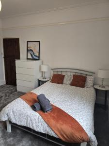 Postel nebo postele na pokoji v ubytování Coastal Comfort in Leigh Ideal for Work & Leisure