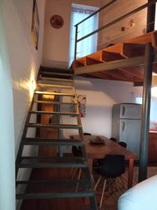 eine Leiter, die zu einem Hochbett in einem Zimmer führt in der Unterkunft casa Sierras in Sierra de los Padres
