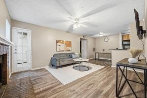 una sala de estar con un sofá y una mesa en District West Apartments Simple Comfort & Value, en Doud