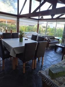 ein Esszimmer mit Tisch und Stühlen in der Unterkunft casa Sierras in Sierra de los Padres