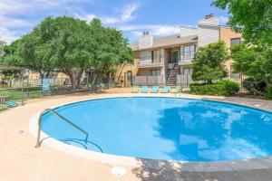 Una gran piscina azul frente a un edificio en District West Apartments Simple Comfort & Value, en Doud