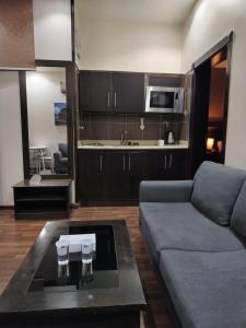 a living room with a couch and a table at اصيل الفاخره المخدومه in Taif