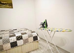 een tafel met een laptop naast een bed bij M&M Apartment I SELF CHECK-IN near Panevezys in Velžys