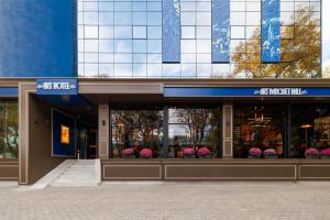 La fachada de un edificio con flores rosas en Art Hotel, en Chişinău