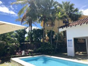 Bazén v ubytování Ocean Loft - Surf & Serenity Retreat nebo v jeho okolí