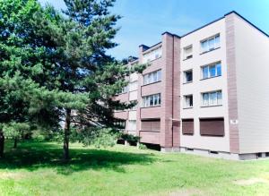 een appartementencomplex met een boom ervoor bij M&M Apartment I SELF CHECK-IN near Panevezys in Velžys