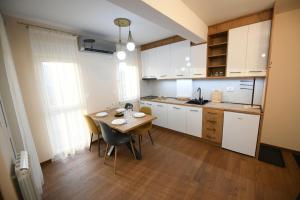 Kuchyň nebo kuchyňský kout v ubytování Cristal Palace Suites 004