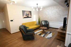 Posezení v ubytování Cristal Palace Suites 004