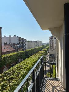 En balkon eller terrasse på Carré Haussmann avec parking