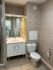 Et badeværelse på Carré Haussmann avec parking