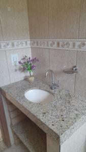 カボ・フリオにあるCasa para temporada em Cabo frioのバスルーム(花瓶付)