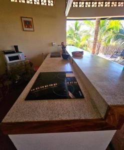 Kuchyň nebo kuchyňský kout v ubytování Cozy Beach House with Pool, Roof and View