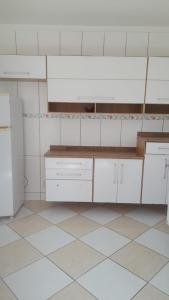 カボ・フリオにあるCasa para temporada em Cabo frioのタイルフロアのキッチン(白いキャビネット付) +26枚の写真