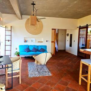 Posezení v ubytování Cozy Beach House with Pool, Roof and View