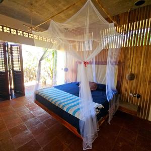 Postel nebo postele na pokoji v ubytování Cozy Beach House with Pool, Roof and View