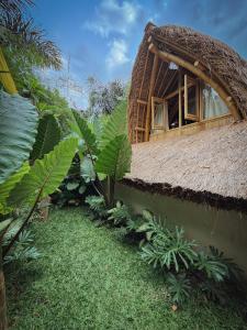 Κήπος έξω από το Dumi Bamboo Ecolodge by Wahem Hospitality