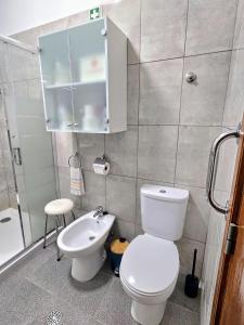 リベイラ・ブラーヴァにあるBanana Loversのトイレと洗面台のあるバスルーム +13枚の写真