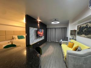 a living room with a couch and a dining room at Río Dorado Apartamento Boutique in Caracas