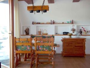 een eetkamer met een tafel en stoelen en een aanrecht bij Holiday home Frymburk - Lipno-Stausee 1806 in Haidberg