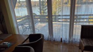 een woonkamer met een tafel en een groot raam bij Holiday home Frymburk - Lipno-Stausee 1806 in Haidberg +13 foto's