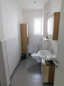 Ένα μπάνιο στο Wohnung in Magdeburg-Salbke mit Balkon und WLAN