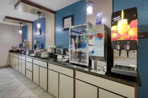 a kitchen with a counter with a refrigeratorasteryasteryasteryasteryasteryasteryasteryastery at Best Western Waldo Inn & Suites in Waldo