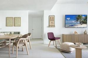 une salle à manger avec une table et des chaises dans l'établissement Stylish High-Rise Corner Unit, à Miami