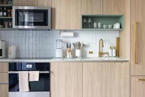 une cuisine avec une cuisinière et un micro-ondes dans l'établissement Stylish High-Rise Corner Unit, à Miami