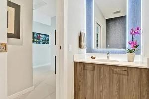 Koupelna v ubytování Edgewater Penthouse Retreat with Bay Views