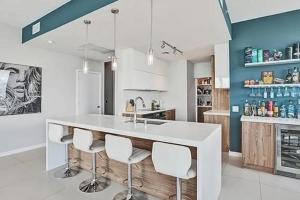 Kuchyň nebo kuchyňský kout v ubytování Edgewater Penthouse Retreat with Bay Views