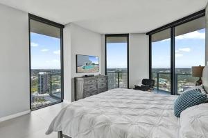 Postel nebo postele na pokoji v ubytování Edgewater Penthouse Retreat with Bay Views + 9 fotografií