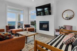 ein Wohnzimmer mit Couch und Kamin in der Unterkunft Coastal Luxury Condo Steps to the Sand in Seagrove Beach