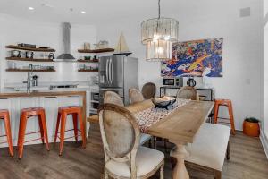 eine Küche mit Esstisch und Stühlen in der Unterkunft Coastal Luxury Condo Steps to the Sand in Seagrove Beach + 13 Fotos