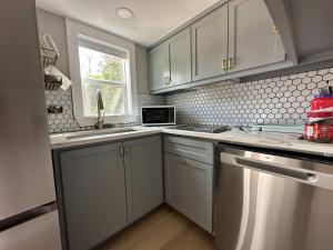 Η κουζίνα ή μικρή κουζίνα στο 6-bedroom property split between a tiny home and +20 φωτογραφίες