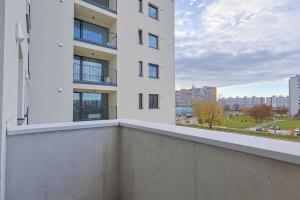 een uitzicht vanaf het balkon van een wit gebouw bij Modern Apartment near Lake & Free parking & Easy City Access in Bratislava