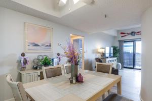 una sala da pranzo con tavolo e sedie di Majestic Mtn Views, Heated Pool! Sugartop Condo a Sugar Mountain