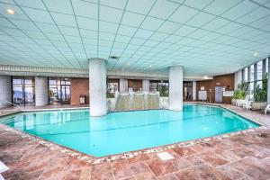 una piscina con una fontana in un edificio di Majestic Mtn Views, Heated Pool! Sugartop Condo a Sugar Mountain