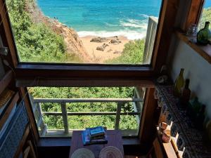 Habitación con ventana y vistas al océano. en Maravillosa vista, en Mirasol