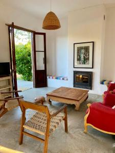un salon avec une table et une cheminée dans l'établissement Casa de Las Brujas Traslasierra, à Los Molles