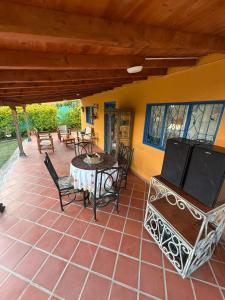 a patio with a table and chairs and a table and chairs at Encantadora finca en el corazón de Marinilla con vistas únicas y ubicación privilegiada in Marinilla