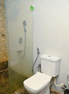 łazienka z toaletą i prysznicem w obiekcie Seawood Beach side w mieście Morjim