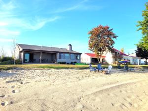 Galeriebild der Unterkunft New! Huron Paradise - Family-Friendly Lakefront! in Au Gres