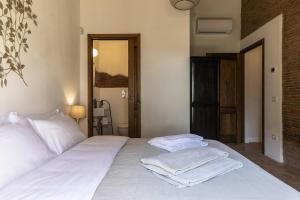 Ένα ή περισσότερα κρεβάτια σε δωμάτιο στο Renewed Apartment With Siena Hills View +5 φωτογραφίες