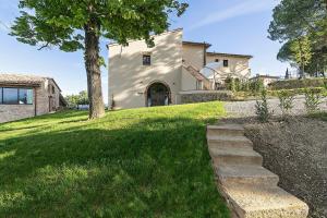 Κήπος έξω από το Renewed Apartment With Siena Hills View