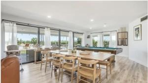 een eetkamer met een pooltafel en stoelen bij oasis in heart of Clovis in Clovis