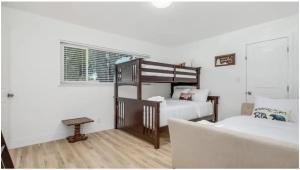 een slaapkamer met 2 bedden en een bank bij oasis in heart of Clovis in Clovis +17 foto's