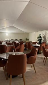 a dining room with desks and chairs and tables at شقق رويال العلا الفندقية in AlUla +45 photos